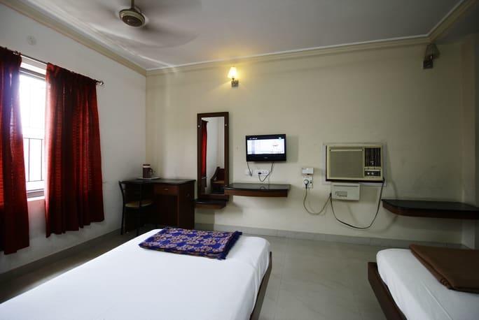 Hotel Adithya Ченай Екстериор снимка
