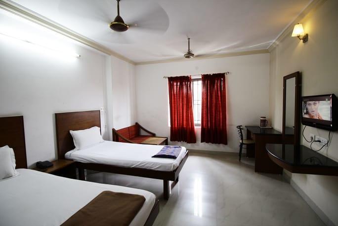 Hotel Adithya Ченай Екстериор снимка