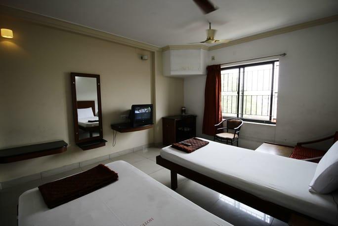 Hotel Adithya Ченай Екстериор снимка